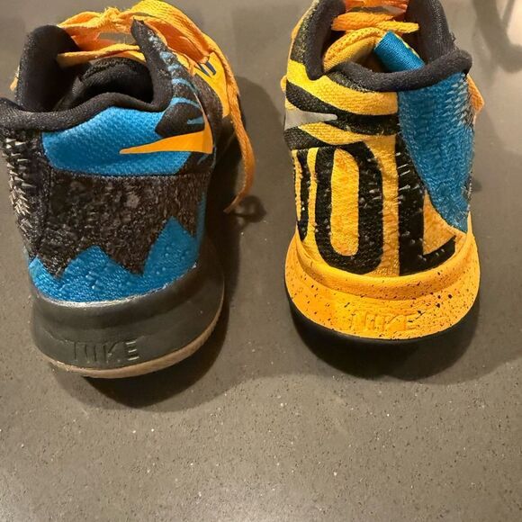 Nike Kyrie Youth Basketball Shoes Size 7 Black Yellow Blue Authentic - Picture 9 of 9